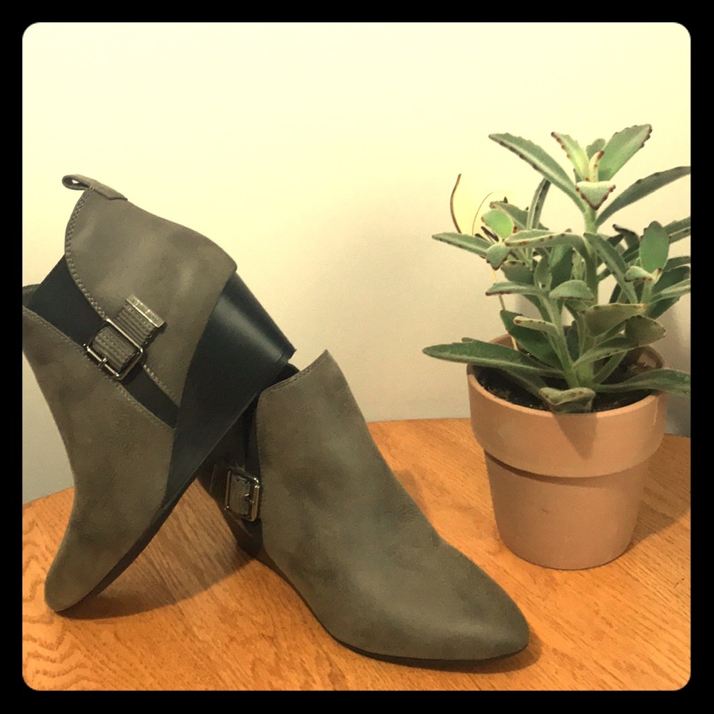 Anne Klein Grey Wedged Booties. Size 9M.